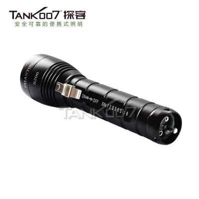 Tank007探客專(zhuān)業(yè)潛水手電筒超亮遠(yuǎn)射探洞打獵家用戶(hù)外照明18650充電鋰電池深度防水手電D60+高級(jí)電池+充電器